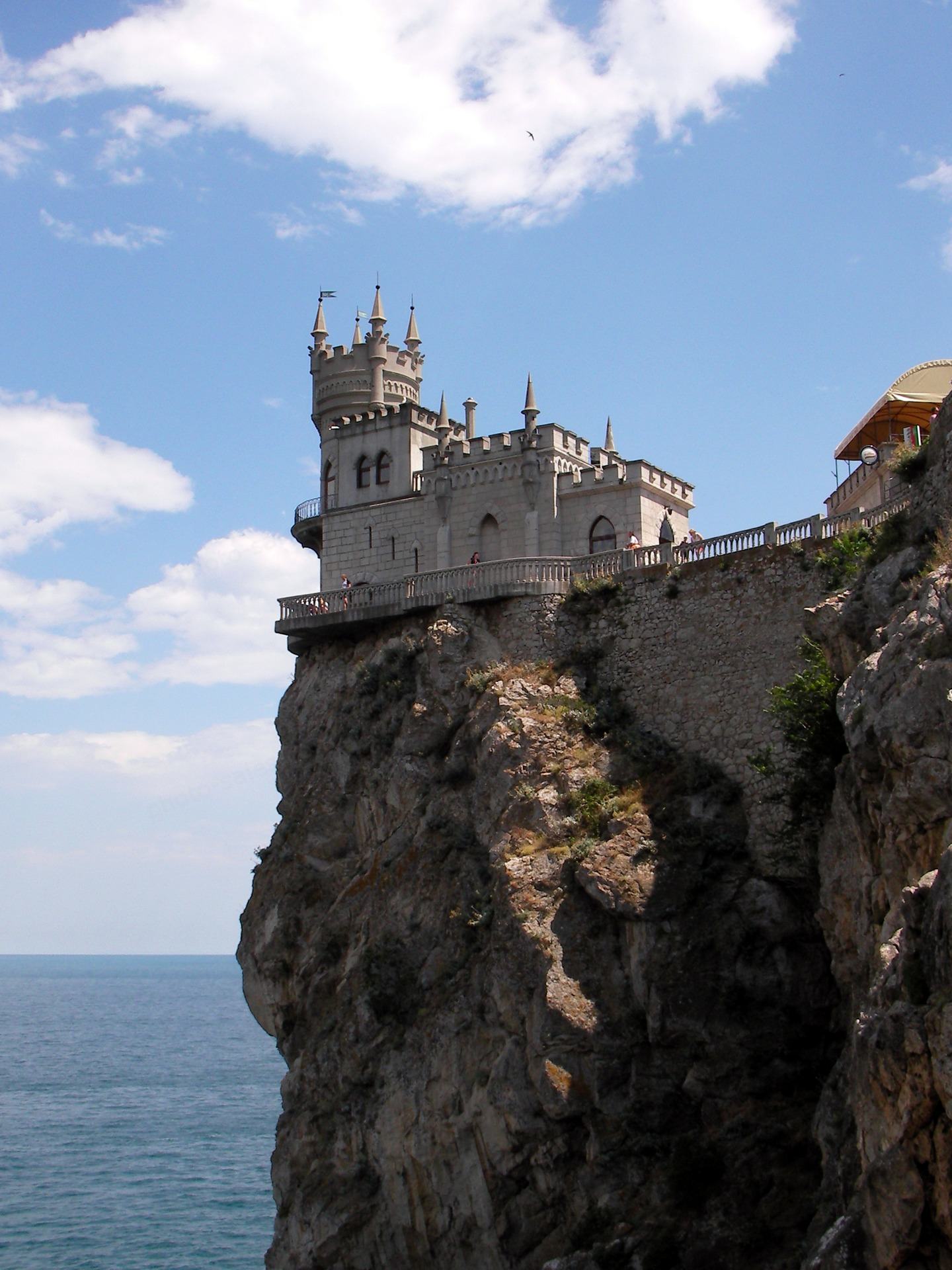 Castle di atas batu di atas laut