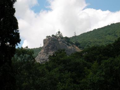 Kirke på en klippetop i nærheden Foros i Krim