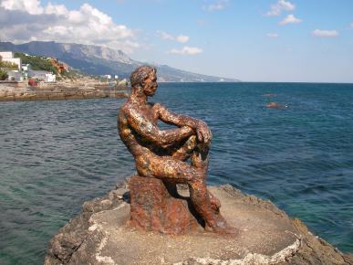 escultura de metal oxidado del hombre en Foros