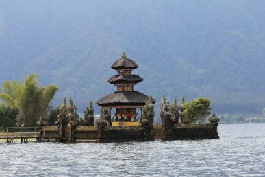 Temple no lago, Bali (Indonésia).